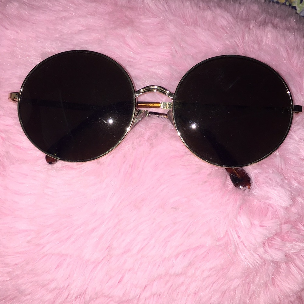 Selling these cute vintage sunglasses